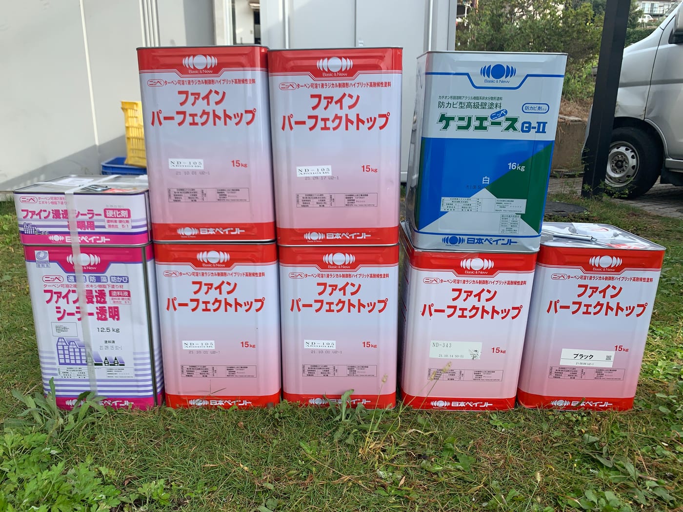 施工現場に並べられた塗料の缶