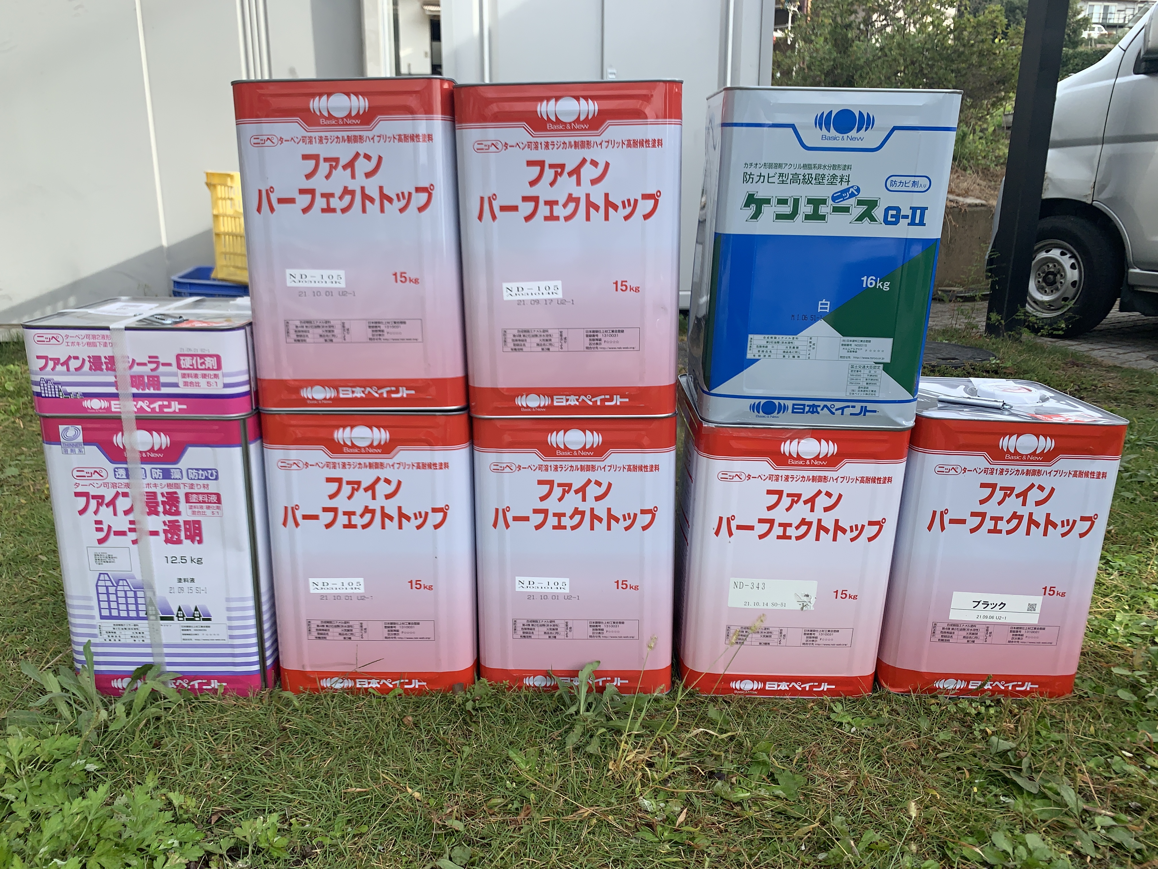 施工現場に並べられた塗料の缶